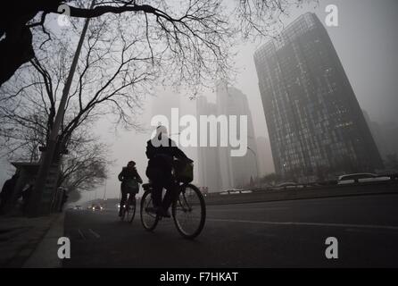 Pechino, Cina. 1 dicembre, 2015. La gente ride nella nebbia a Pechino Capitale della Cina, dal 1 dicembre 2015. Pesante velatura hit Pechino il martedì. Credito: Luo Xiaoguang/Xinhua/Alamy Live News Foto Stock