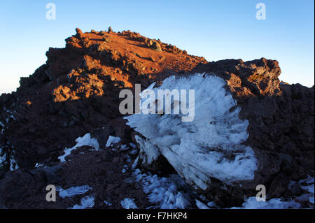 Rime di ghiaccio sul vertice del Piton des Neiges, (3070,5 metri), isola della Réunion, Francia Foto Stock