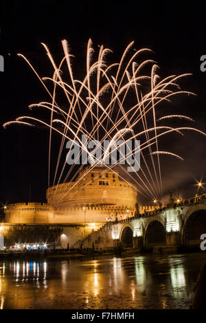 Fuochi d'artificio di riproduzione su Castel Sant' Angelo a Roma, Italia, durante la tradizionale mostra allestita in occasione della festa di Sa Foto Stock