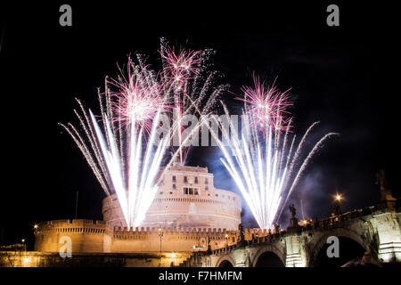 Castel Sant' Angelo a Roma, Italia, festa con fuochi d'artificio durante il tradizionale spettacolo messo in scena in occasione della festa o Foto Stock