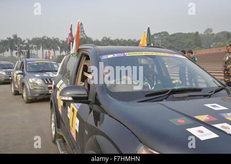 Dacca in Bangladesh. Il 1 dicembre del 2015. Bangladesh, Bhutan, India e Nepal (BBIN) amicizia Rally del motore sotto il veicolo a motore di raggiungere un accordo in Bangladesh attraverso la città di Dhaka il 1 dicembre 2015 il Bangladesh, Bhutan, India e Nepal (BBIN) amicizia Rally del motore sotto il veicolo a motore di raggiungere un accordo in Bangladesh attraverso il Dhaka City il 1 dicembre. Amicizia Rally a motore avviato da Bhubaneswar in India Orissa il 15 novembre. Credito: Mamunur Rashid/Alamy Live News Foto Stock