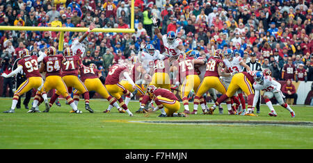 New York Giants tackle difensivo Jay Bromley (96), difensiva e affrontare Montori Hughes (79) leap per bloccare un tentativo di field goal da Washington Redskins kicker Dustin Hopkins (3) nel primo trimestre a FedEx in campo Landover, Maryland, domenica 29 novembre, 2015. Bromley ha ottenuto un credito per il bloccaggio del calcio. Credito: Ron Sachs/CNP (restrizione: NO New York o New Jersey o giornali quotidiani nel raggio di 75 miglia da New York City) - nessun filo SERVICE - Foto Stock