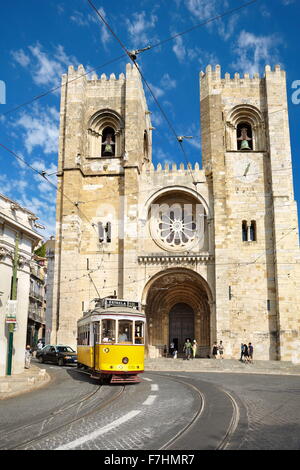 Tram 28 e Catedral da Sé, quartiere di Alfama, Lisbona, Portogallo Foto Stock