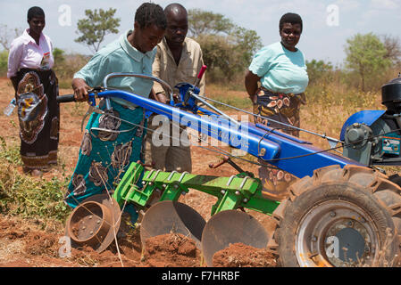 Il Malawi, Lilongwe, lato trattore della formazione per le donne della piccola scala agricoltore Foto Stock