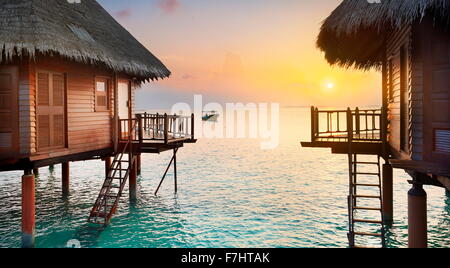 Tramonto tropicale scenario a isole delle Maldive Foto Stock