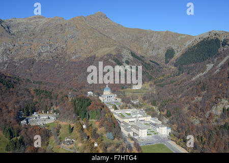 VISTA AEREA. Santuario di Oropa, un remoto complesso religioso sulle Alpi italiane. Biella, Provincia di Biella, Piemonte, Italia. Foto Stock