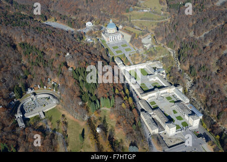 VISTA AEREA. Santuario di Oropa, un remoto complesso religioso sulle Alpi italiane. Biella, Provincia di Biella, Piemonte, Italia. Foto Stock