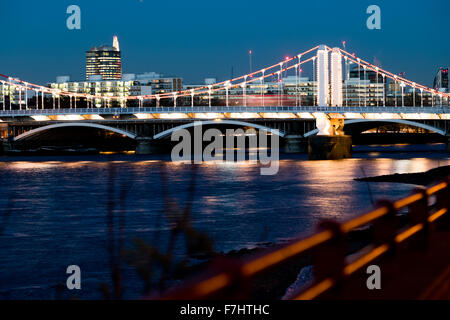 Guardando verso il basso al Tamigi di Chelsea Bridge. Foto Stock