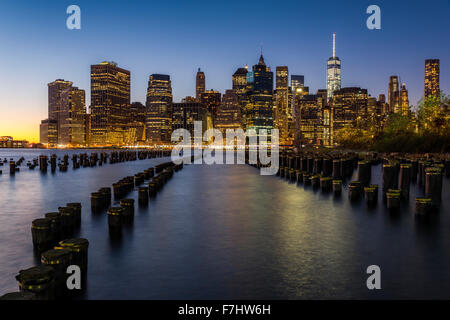 La parte inferiore di Manhattan skyline al tramonto dal ponte di Brooklyn Park, Brooklyn, New York, Stati Uniti d'America Foto Stock