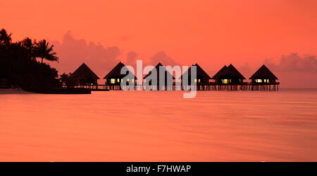 Tramonto tropicale landscapeat isole Maldive, atollo di Ari Foto Stock