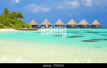 Spiaggia tropicale a atollo di Ari, isole delle Maldive, Oceano Indiano Foto Stock