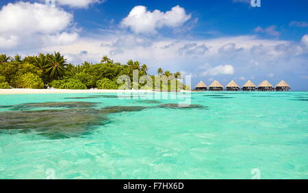 Paesaggio tropicale a isole delle Maldive, atollo di Ari Foto Stock