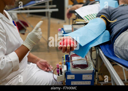 Persona la donazione del sangue, ritagliato Foto Stock