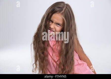 Ritratto di una bambina ingannare intorno isolato su uno sfondo bianco Foto Stock