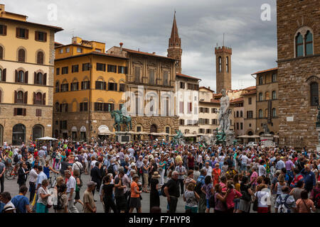 Folle di turisti in Piazza della Signoria, Firenze Foto Stock