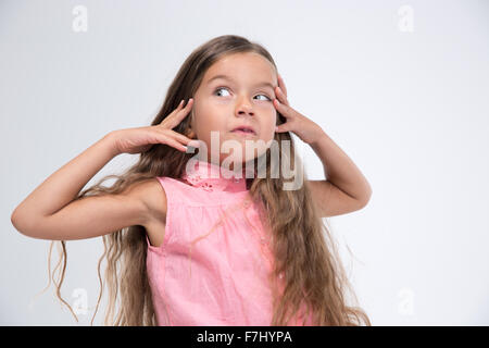 Ritratto di una bambina rendendo silly face isolato su uno sfondo bianco Foto Stock