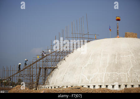 Kathmandu, Nepal. 1 dicembre, 2015. Nepalesi salire in cima alla Stupa Boudhanath a Boudha, Kathmandu, Nepal Martedì, 1 dicembre 2015. Il aprile 2015 Nepal terremoto gravemente danneggiati Stupa Boudhanath, cracking gravemente la guglia. Come risultato, tutta la struttura sopra la cupola e le reliquie religiose in esso contenute, doveva essere rimosso. Essa è stata di circa 6 mesi in quanto i lavori di ricostruzione iniziarono. I lavoratori della zona dicono che potrebbe richiedere circa 2 anni in più per completare il ripristino del sito Patrimonio Mondiale dell'UNESCO. Foto/Skanda Gautam © Skanda Gautam/ZUMA filo/Alamy Live News Foto Stock