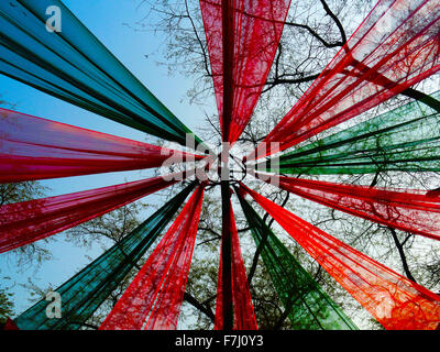 Molto bello il rosso e il verde elegante capannone temporanea Foto Stock