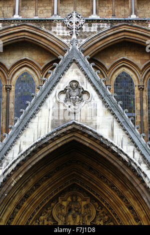 Parte dell'ingresso nord l'Abbazia di Westminster, Londra, Inghilterra, come visto dalla piazza del Parlamento. Foto Stock