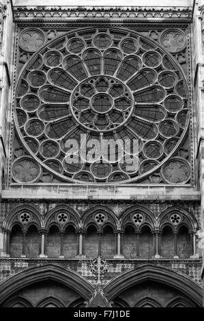 Una grande finestra sulla entrata nord all'Abbazia di Westminster, Londra, Inghilterra, come visto dalla piazza del Parlamento. Foto Stock