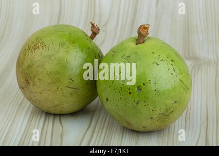 Frutta asiatica Sapote - su uno sfondo di legno Foto Stock