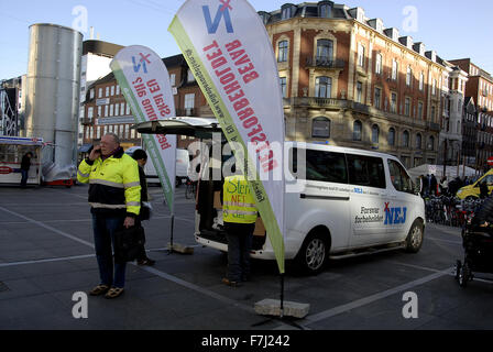 Copenhagen, Danimarca. Il 1 dicembre del 2015. Lo spostamento delle persone parte sul referendum danese campagna e suggerisce di votare no o Nej sull Unione europea referendum giorno il 3 dicembre 2015. Credito: Francesco Dean/Alamy Live News Foto Stock