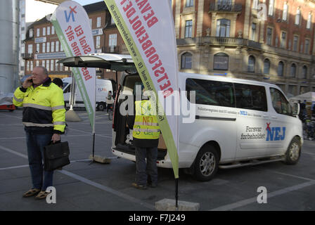 Copenhagen, Danimarca. Il 1 dicembre del 2015. Lo spostamento delle persone parte sul referendum danese campagna e suggerisce di votare no o Nej sull Unione europea referendum giorno il 3 dicembre 2015. Credito: Francesco Dean/Alamy Live News Foto Stock