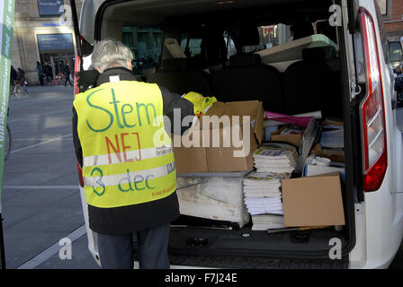 Copenhagen, Danimarca. Il 1 dicembre del 2015. Lo spostamento delle persone parte sul referendum danese campagna e suggerisce di votare no o Nej sull Unione europea referendum giorno il 3 dicembre 2015. Credito: Francesco Dean/Alamy Live News Foto Stock