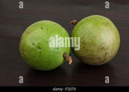 Frutta asiatica Sapote - su uno sfondo di legno Foto Stock