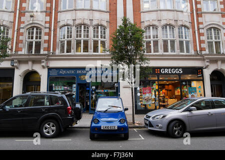 G-wiz, una piccola micro auto elettrica, parcheggiato lateralmente in Great Portland Street a Londra, Inghilterra, Regno Unito Foto Stock