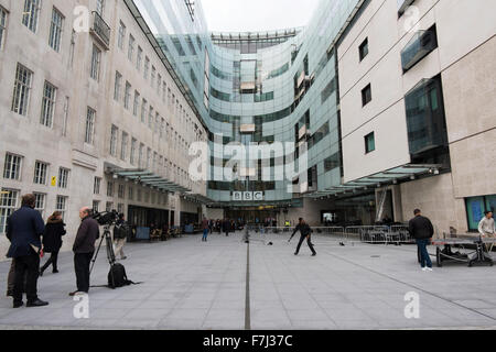 Una troupe televisiva e la gente giocando a ping-pong al di fuori di BBC Broadcasting House, Portland Place, London, England, Regno Unito Foto Stock