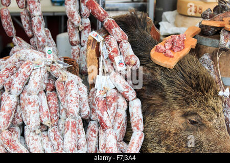 Moncalvo, Italia - Ottobre 18,2015: Vista dettagliata del salame con rispetto i cartellini del prezzo a Moncalvo fiera del tartufo. Foto Stock