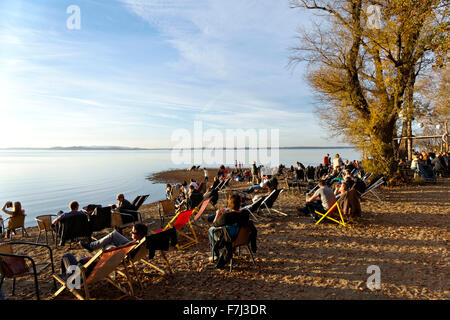 Persone rilassante sulla spiaggia, foreshore Feldwieser Bay, Chiemsee, Alta Baviera, Germania, Europa. Foto Stock