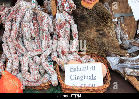 Moncalvo, Italia - Ottobre 18,2015: Vista dettagliata del salame con rispetto i cartellini del prezzo a Moncalvo fiera del tartufo. Foto Stock