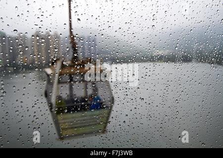 Vista della funivia dal passaggio di un funivia attraverso acqua caduta finestra coperto Foto Stock