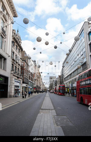 Gli autobus guidando lungo Oxford Street a Londra, Inghilterra, Regno Unito Foto Stock