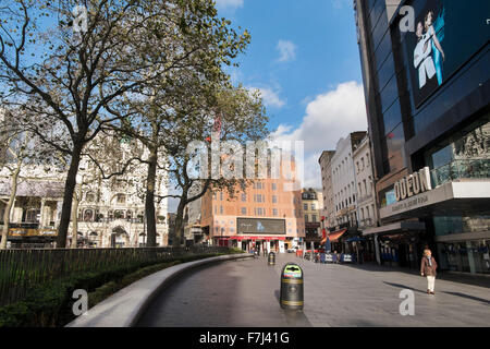 Il cinema Odeon che mostra il film di James Bond film fantasma nel quadrato di Leicester, Londra, Inghilterra, Regno Unito Foto Stock