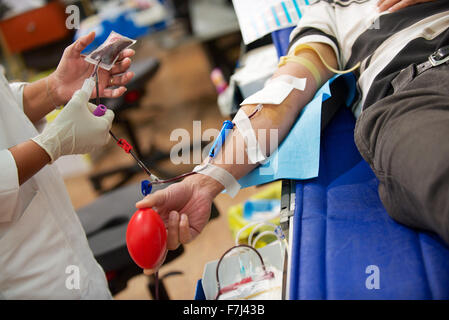 Persona la donazione del sangue, ritagliato Foto Stock