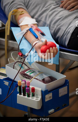 Persona la donazione del sangue, ritagliato Foto Stock