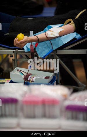 Persona la donazione del sangue, ritagliato Foto Stock