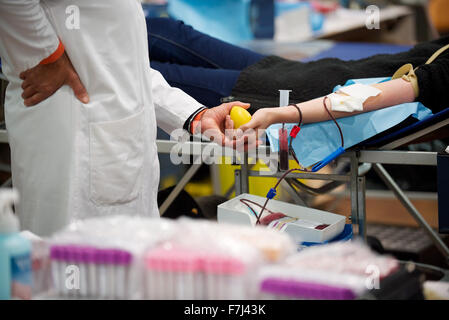 Persona la donazione del sangue, ritagliato Foto Stock