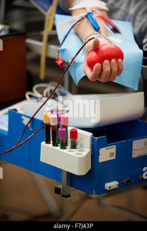 Persona la donazione del sangue, ritagliato Foto Stock