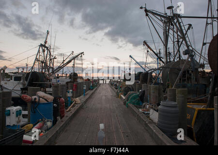 Barche da pesca lungo il dock Foto Stock