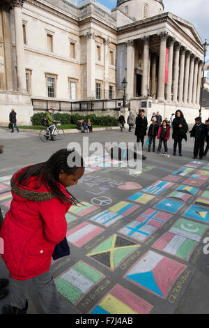 Street performer disegno le bandiere del mondo in Chalk sul marciapiede davanti alla National Gallery di Londra Regno Unito Foto Stock