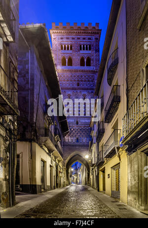 Spagna Aragona, Teruel, Saint Sauveur, classificato come patrimonio mondiale dall UNESCO, campanile di notte Foto Stock