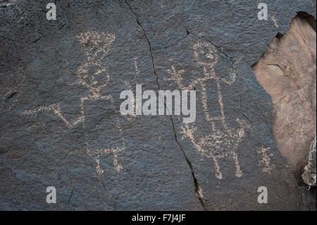 Fattezze umane scolpite nella roccia, Petroglyph National Monument, Albuquerque, Nuovo Messico, STATI UNITI D'AMERICA Foto Stock