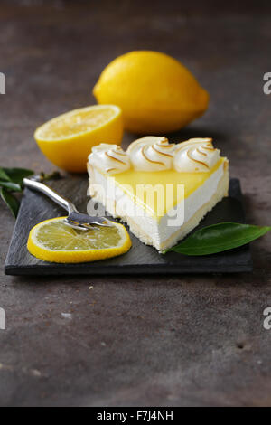 In casa cotto crostata al limone torta con crema di meringa Foto Stock