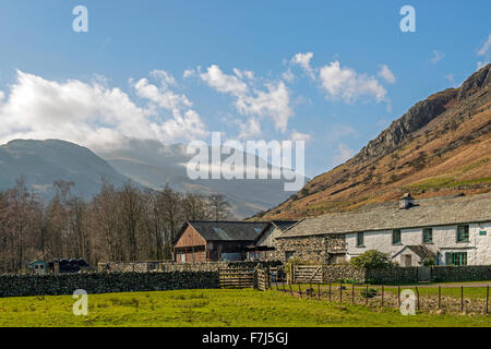 Medio è sceso Farm e Crinkle Crags dal grande Langdale Valley nel Parco nazionale del Lake District Cumbria Foto Stock