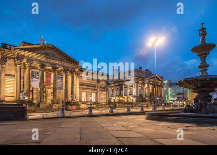 La Walker Art Gallery ( a sinistra ) e la ex Alta Corte di William Brown street Liverpool illuminata di notte. Foto Stock