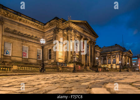 La Walker Art Gallery ( a sinistra ) e la ex Alta Corte di William Brown street Liverpool illuminata di notte. Foto Stock